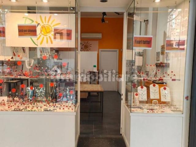 Locale Commerciale in affitto a Santo Stefano, Bologna