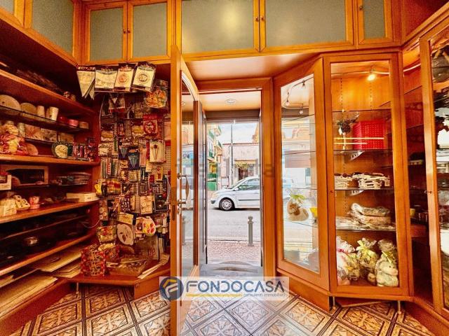 Locale Commerciale in affitto a Sant'antimo, Campania