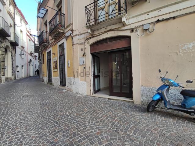 Locale Commerciale in affitto a Calabria, Catanzaro