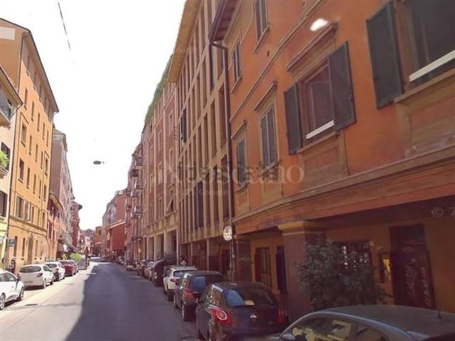 Locale Commerciale in affitto a Santo Stefano, Bologna