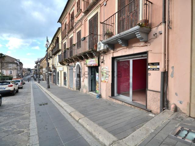 Locale Commerciale in affitto a Carmine, Calabria