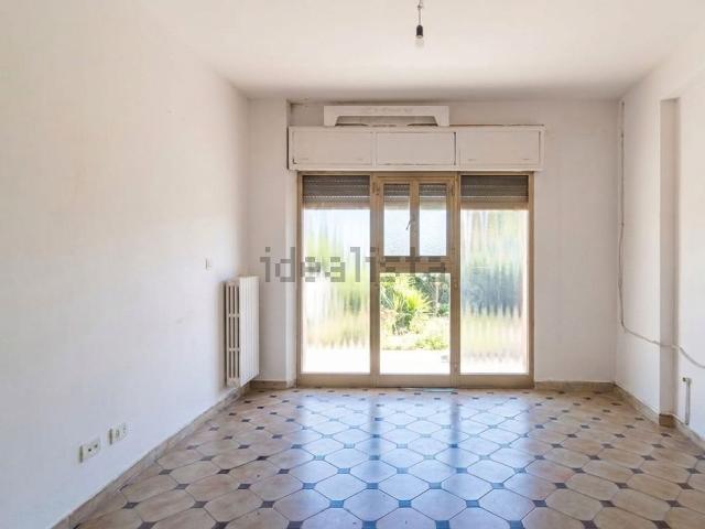Locale Commerciale in affitto a Marche, Macerata