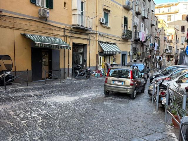 Locale Commerciale in affitto a Municipalità 1, Campania