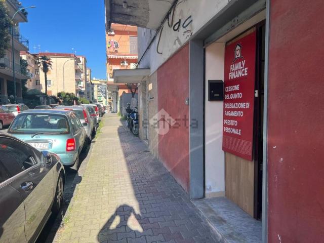 Locale Commerciale in affitto a Casoria, Campania