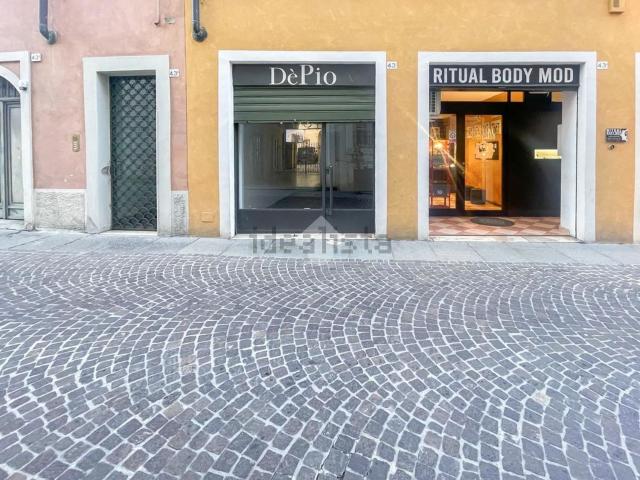 Locale Commerciale in affitto a Zona Centro, Brescia