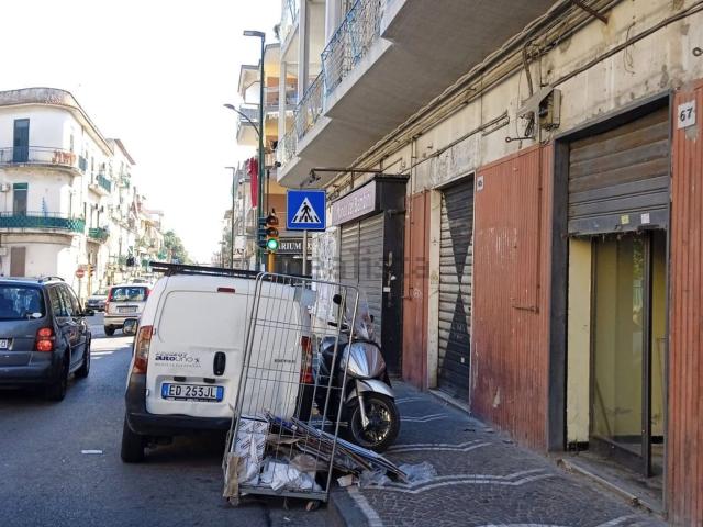 Locale Commerciale in affitto a Municipalità 7, Miano