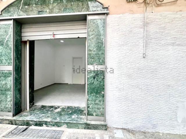 Locale Commerciale in affitto a Municipalità 8, Piscinola