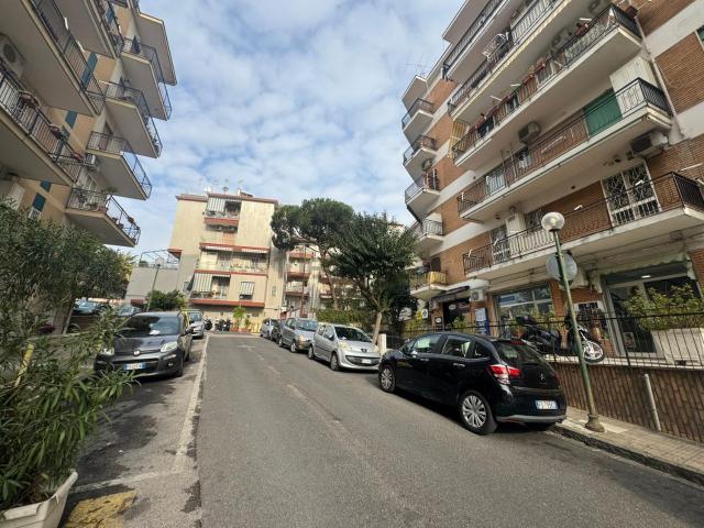 Locale Commerciale in affitto a Municipalità 3, Campania