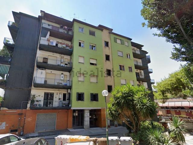 Locale Commerciale in affitto a Municipalità 3, Campania
