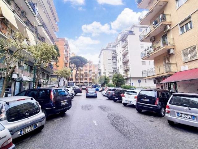 Locale Commerciale in affitto a Municipalità 3, Campania