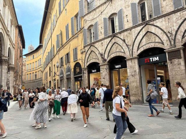 Locale Commerciale in affitto a Contrada della Civetta, Siena