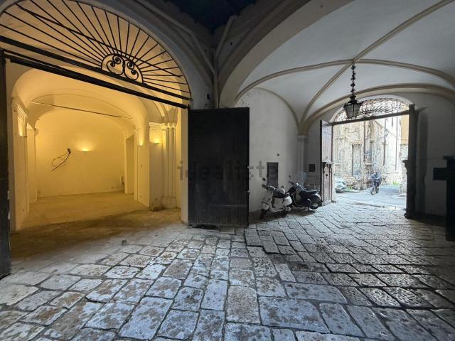 Locale Commerciale in affitto a I Circoscrizione, Palermo