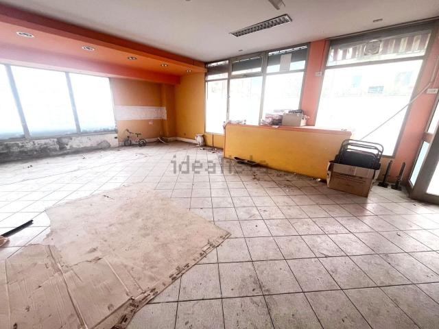 Locale Commerciale in affitto a Le Badie, Prato