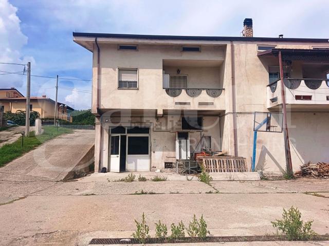 Locale Commerciale in affitto a Calabria, Cosenza