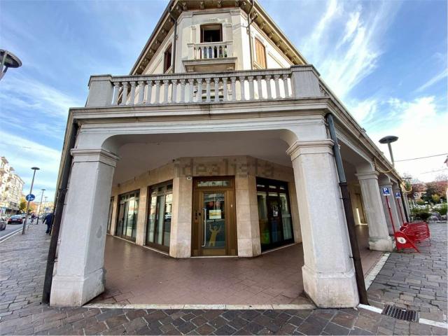 Locale Commerciale in affitto a Mestre-Carpenedo, Venezia