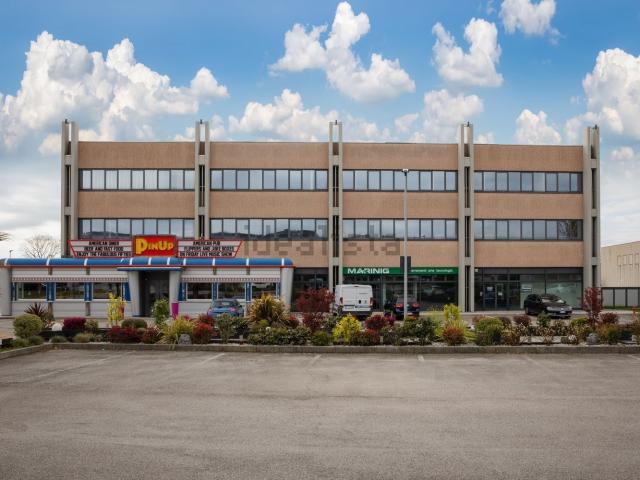 Locale Commerciale in affitto a Sant'Eurosia, Volpago Del Montello