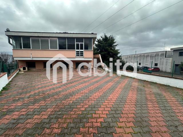 Locale Commerciale in affitto a Giglio, Montevarchi