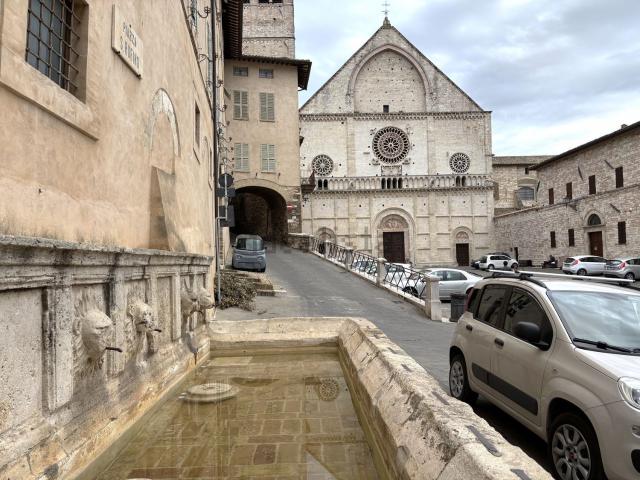 Locale Commerciale in affitto a Assisi, Perugia