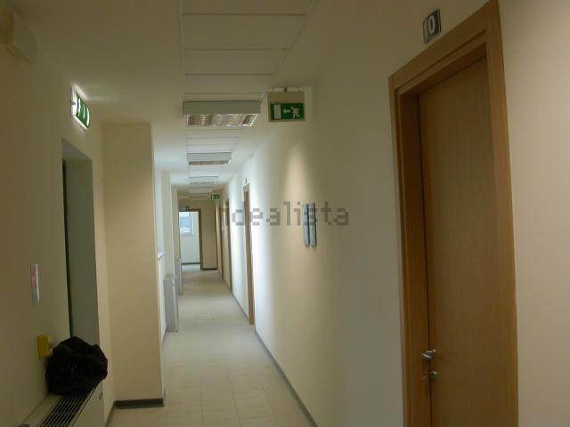 Locale Commerciale in affitto a Municipalità 3, Campania