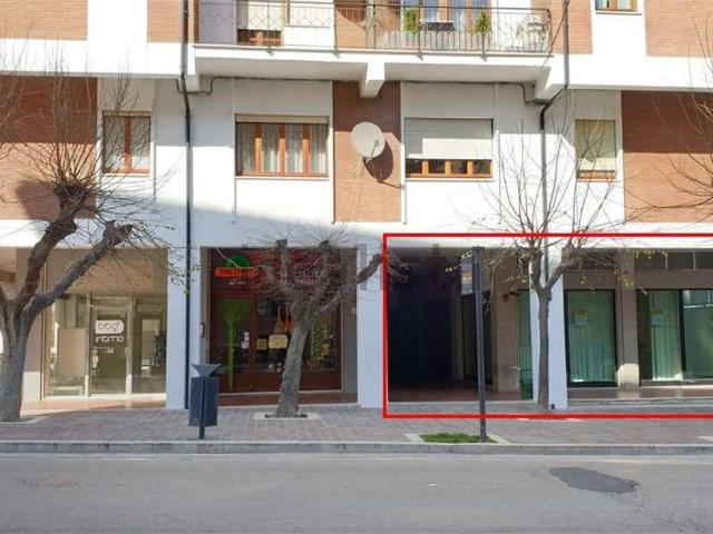 Locale Commerciale in affitto a Marche, Fermo