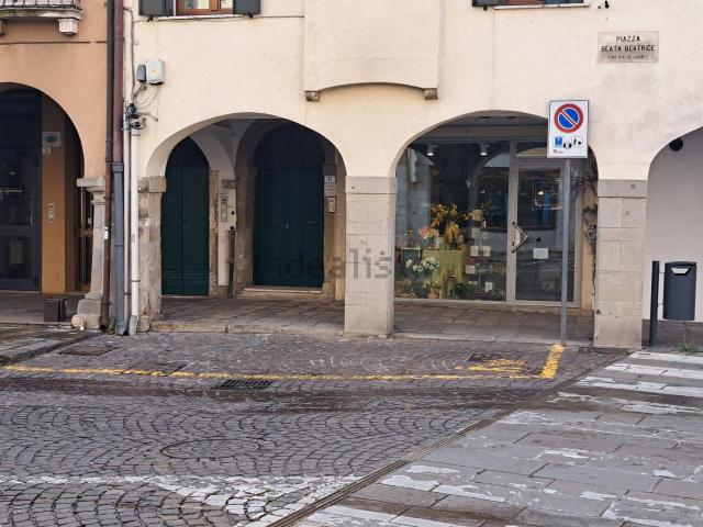 Locale Commerciale in affitto a Este, Veneto