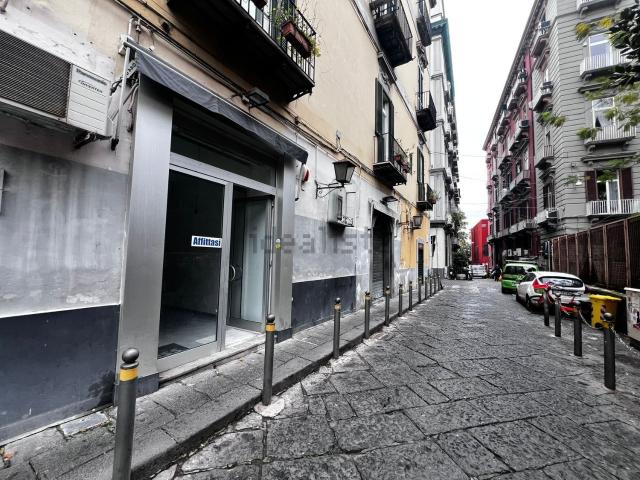 Locale Commerciale in affitto a Municipalità 1, Campania