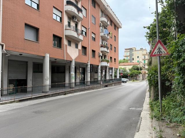 Locale Commerciale in affitto a Salerno, Fratte