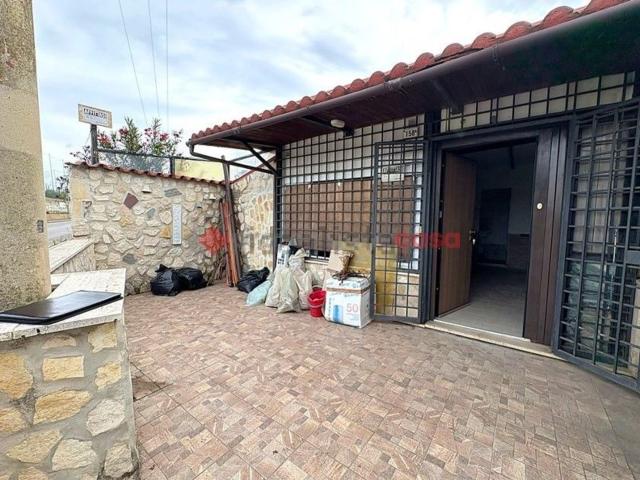 Locale Commerciale in affitto a Colle del Sole, Aprilia