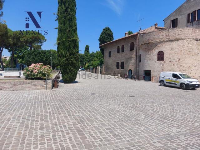 Locale Commerciale in affitto a Centro storico, Marche