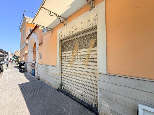 Locale Commerciale in affitto a Casandrino, Campania
