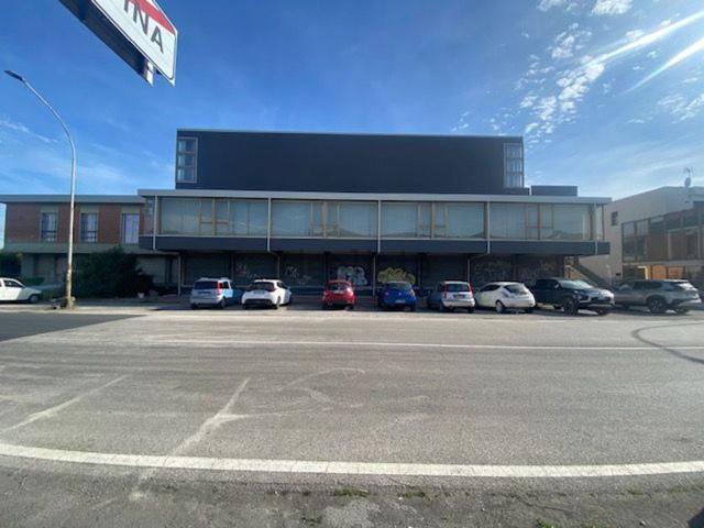 Locale Commerciale in affitto a Cascina, Toscana