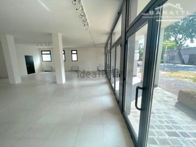 Locale Commerciale in affitto a Unione Comuni Modenesi Area Nord, Cavezzo