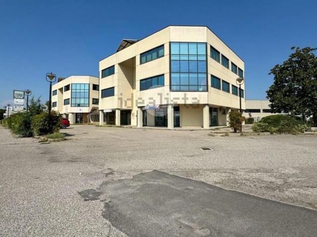 Locale Commerciale in affitto a Marmirolo, Lombardia