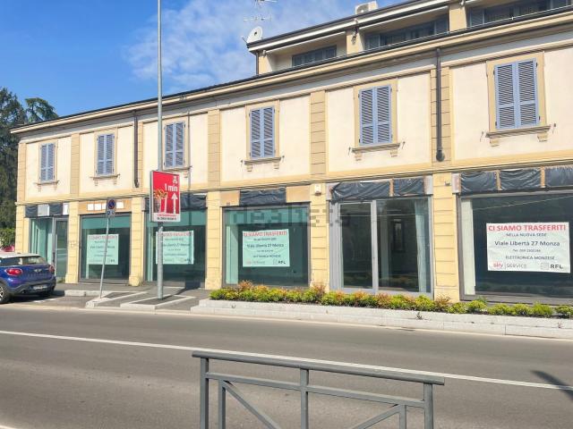 Locale Commerciale in affitto a Centro, Monza