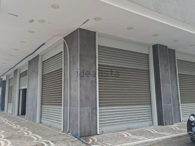 Locale Commerciale in affitto a Volla, Campania