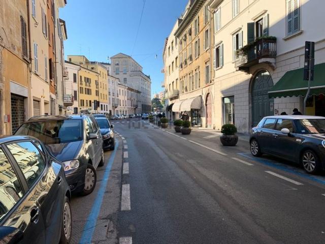 Locale Commerciale in affitto a Zona Centro, Brescia