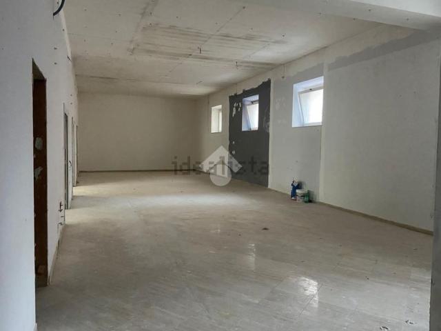 Locale Commerciale in affitto a San Silvestro, Cassino