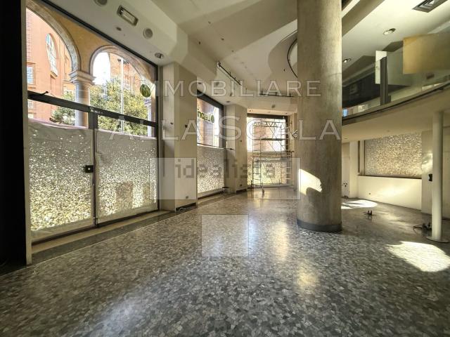 Locale Commerciale in affitto a Municipio 1, Milano