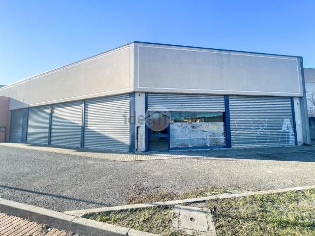 Locale Commerciale in affitto a Castiglione Delle Stiviere, Lombardia
