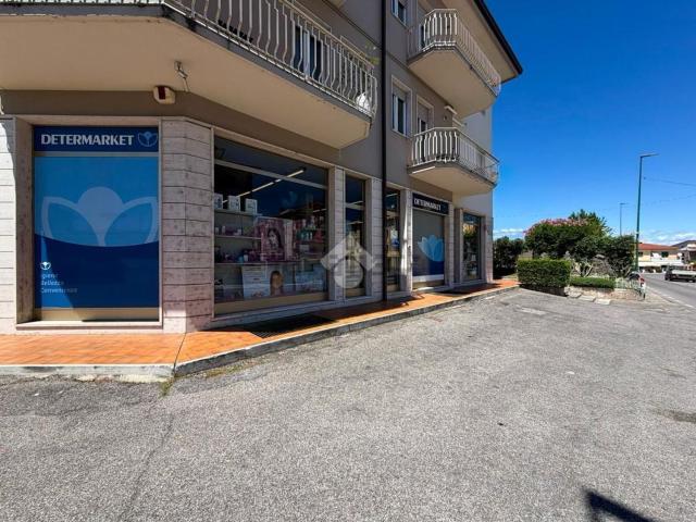 Locale Commerciale in affitto a Peschiera Del Garda, Veneto