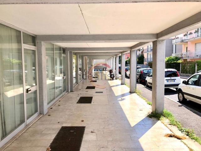 Locale Commerciale in affitto a Comunità della Vallagarina, Borgo Sacco