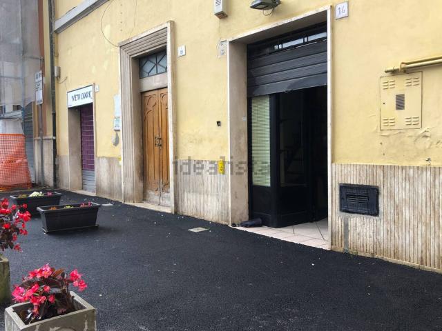 Locale Commerciale in affitto a San Giorgio, Teramo