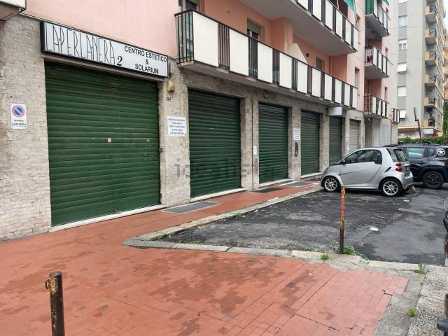 Locale Commerciale in affitto a Staglieno, Genova