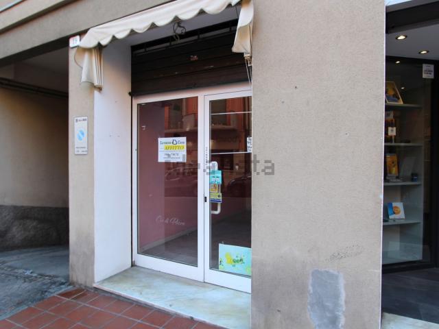 Locale Commerciale in affitto a Mulinetti, Recco