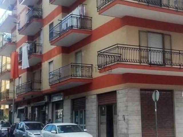 Locale Commerciale in affitto a Olevano Sul Tusciano, Campania