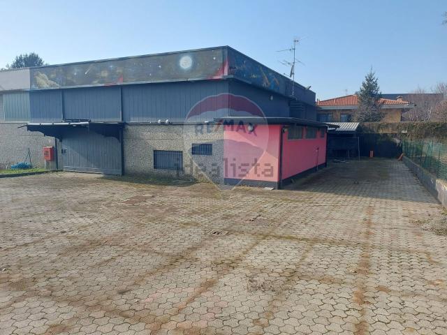 Locale Commerciale in affitto a Calusco D'adda, Lombardia