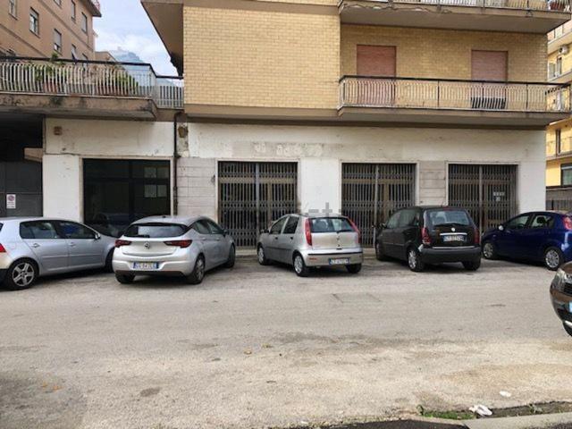 Locale Commerciale in affitto a San Silvestro, Cassino