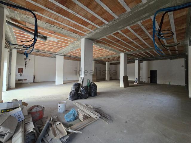 Locale Commerciale in affitto a Volla, Campania