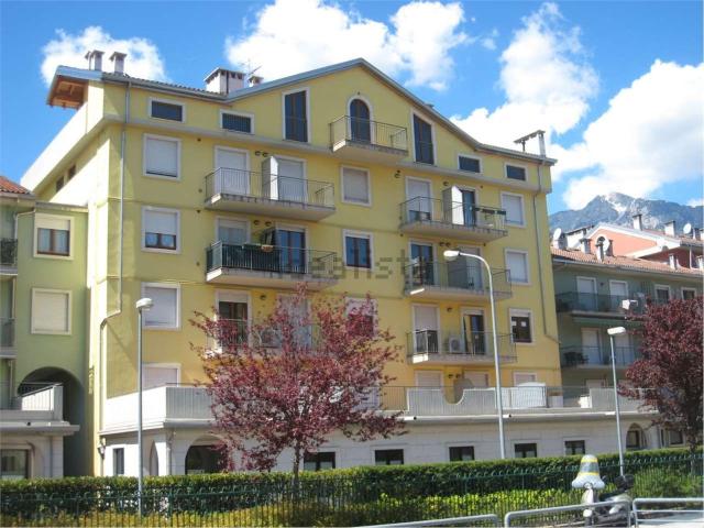Locale Commerciale in affitto a Comunità della Vallagarina, Borgo Sacco