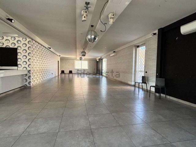 Locale Commerciale in affitto a Mugnano Di Napoli, Campania